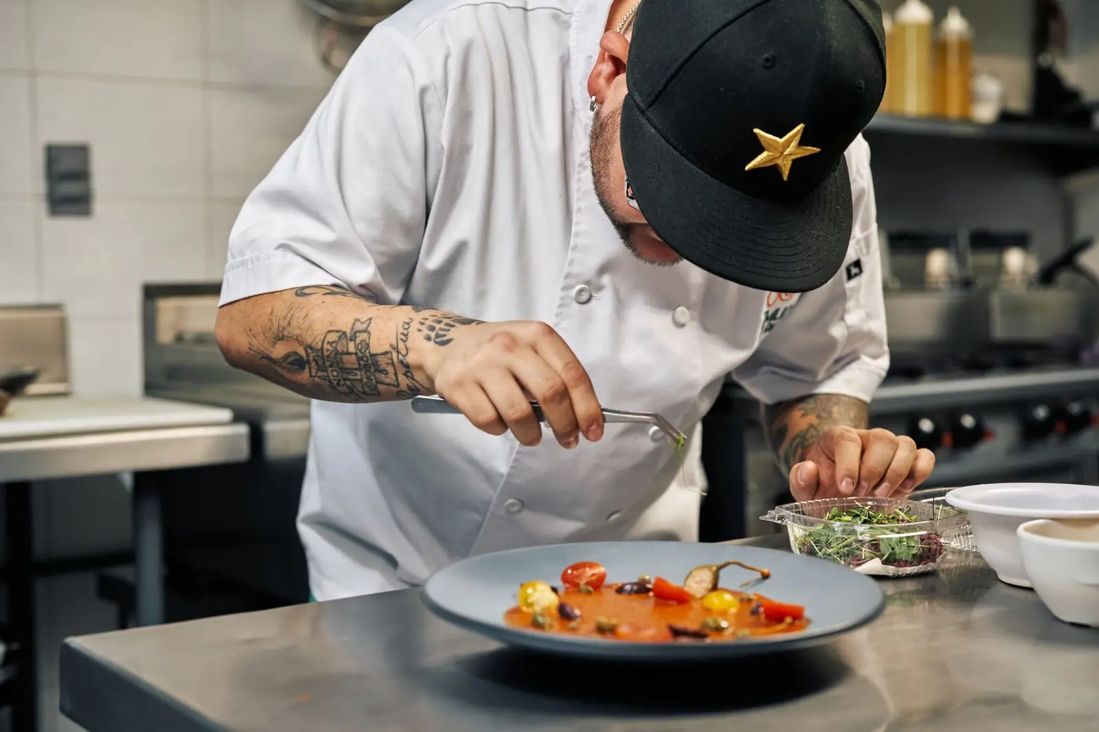 Chef emplatando un plato