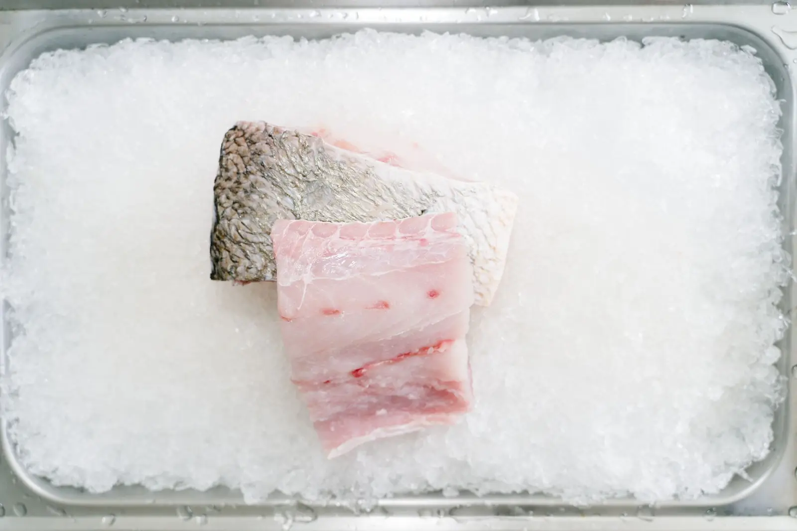 Filete de pescado sobre hielo
